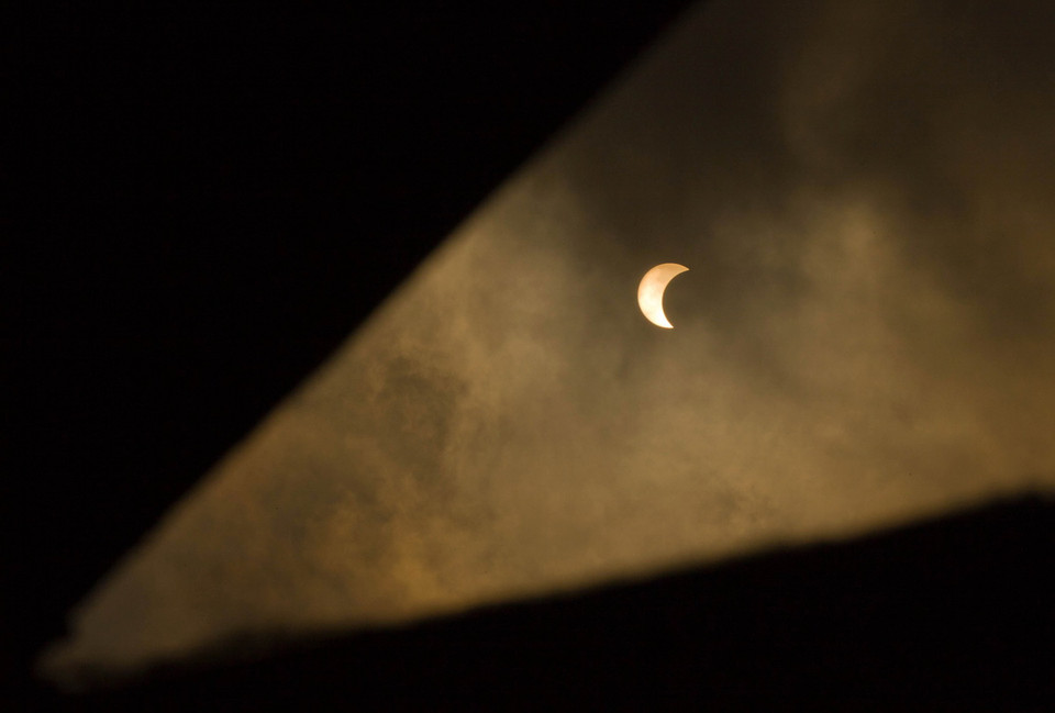 Nhật thực một phần từ địa điểm quan sát tại thành phố Cần Thơ. (Ảnh: Duy Khương/TTXVN)