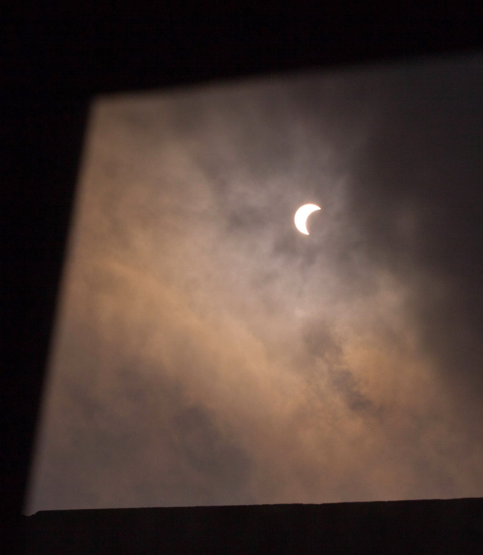 Nhật thực một phần từ địa điểm quan sát tại thành phố Cần Thơ. (Ảnh: Duy Khương/TTXVN)