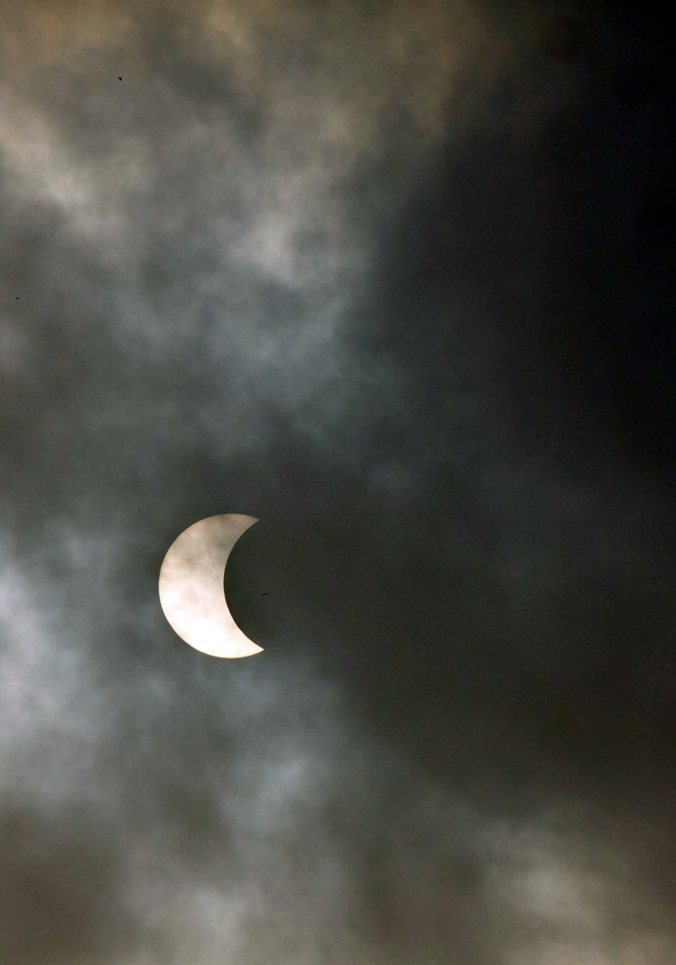  Nhật thực một phần từ địa điểm quan sát tại thành phố Cần Thơ. (Ảnh: Duy Khương/TTXVN) 