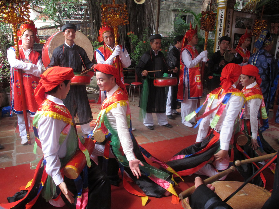 Anh Triệu Khắc Thảo, một người đã tham gia múa bồng được 7 năm cho hay: Điệu múa này có từ thời Bố Cái Đại vương Phùng Hưng đánh thắng giặc Đường. Ông đã chọn làng Triều Khúc làm đại bản doanh để nghỉ ngơi và khao quân. Do không có phụ nữ nên ông đã cho những chàng trai giả gái múa điệu bồng để ​'mua vui' cho quân lính. 