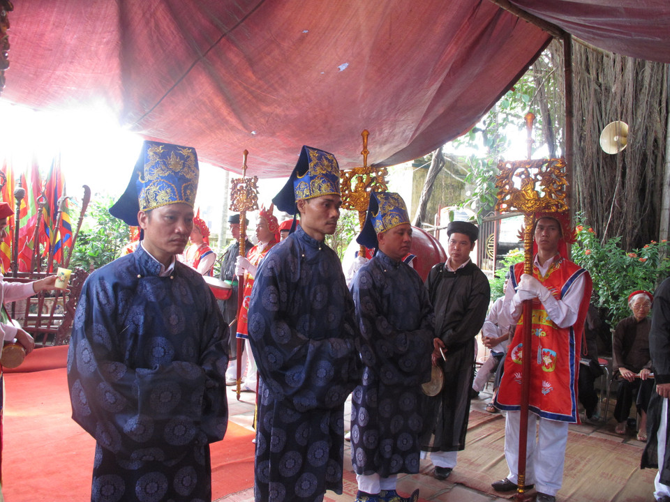 Bên cạnh các nghi lễ truyền thống như lễ khai ấn, lễ khai hội dâng hương tưởng niệm ngày mất của Anh hùng dân tộc Trần Hưng Đạo, thì trong phần hội, làng Triều Khúc còn mang tới điệu múa​ 'đặc sản​' của ngôi làng này đó là điệu ​'con đĩ đánh bồng.' (Ảnh: Tiến Đạt/Vietnam+)