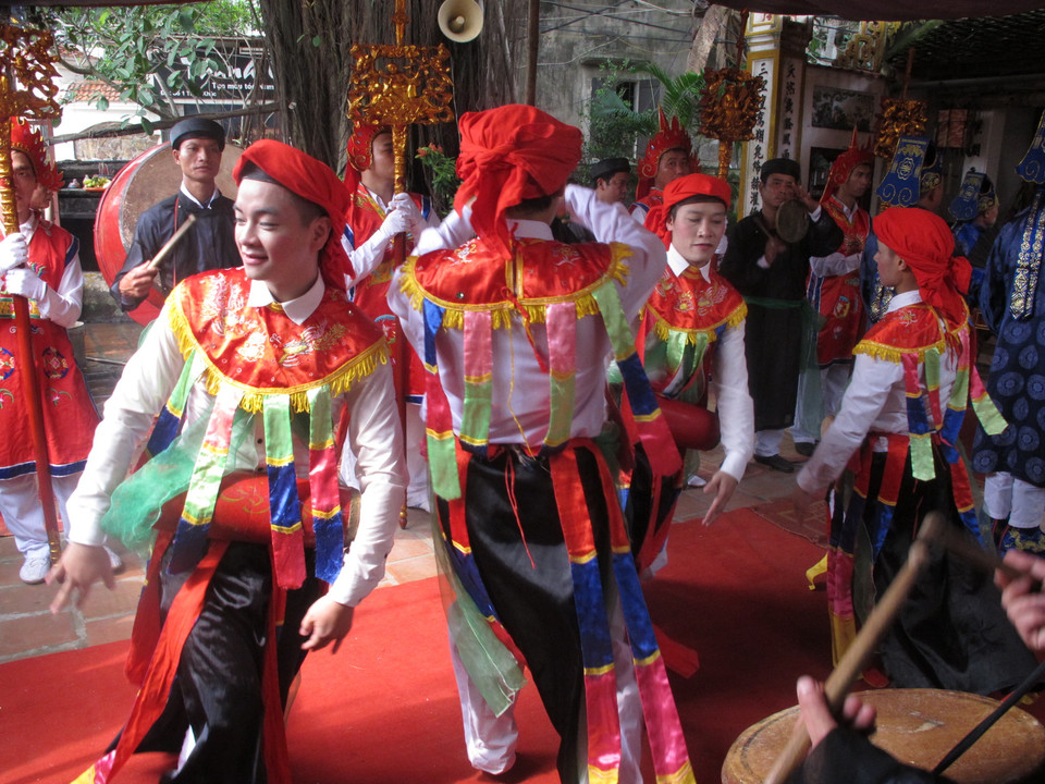 Họ còn còn liếc mắt đưa tình, trao cho nhau những cử chỉ tình tứ không khác gì những cô gái thực thụ.