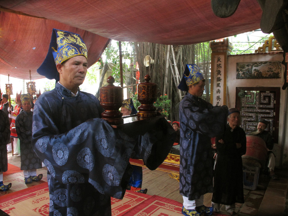 Đây là dịp để người dân tưởng nhớ và thể hiện rõ đạo lý sống ​'uống nước nhớ nguồn' tưởng nhớ đại anh hùng dân tộc Hưng Đạo đại vương Trần Quốc Tuấn - người đã ba lần đánh tan giặc Nguyên Mông và được dân gian phong là một trong tứ bất tử của dân tộc Việt Nam. (Ảnh: Tiến Đạt/Vietnam+)