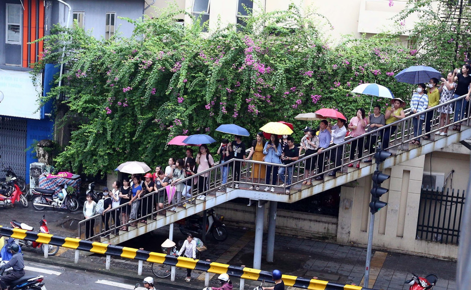 Nhân dân thủ đô đứng hai bên đường đưa tiễn Chủ tịch nước Trần Đại Quang. (Ảnh: Danh Lam/TTXVN)