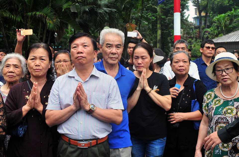 Nhân dân Thủ đô xúc động đưa tiễn Chủ tịch nước Trần Đại Quang. (Ảnh: Nguyễn Khang/TTXVN)