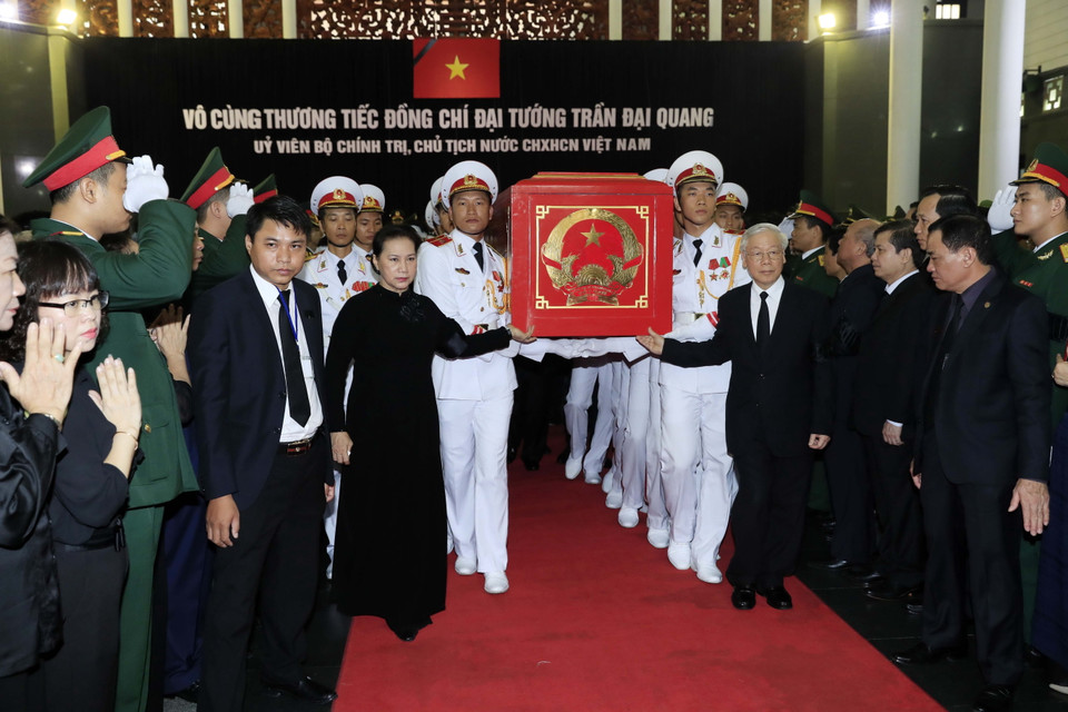Tổng Bí thư Nguyễn Phú Trọng, Chủ tịch Quốc hội Nguyễn Thị Kim Ngân cùng các đồng chí lãnh đạo, nguyên lãnh đạo Đảng, Nhà nước đưa linh cữu Chủ tịch nước Trần Đại Quang ra xe tang. (Ảnh: Nhan Sáng/TTXVN)