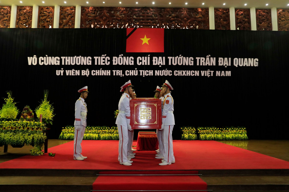 Đội tiêu binh thực hiện nghi lễ chuyển linh cữu Chủ tịch nước Trần Đại Quang ra xe tang. (Ảnh: Nhan Sáng/TTXVN)