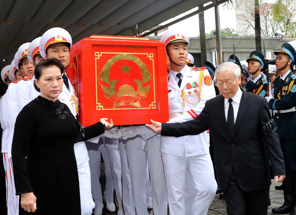 Trong ảnh: Tổng Bí thư Nguyễn Phú Trọng, Chủ tịch Quốc hội Nguyễn Thị Kim Ngân cùng các đồng chí lãnh đạo, nguyên lãnh đạo Đảng, Nhà nước đưa linh cữu Chủ tịch nước Trần Đại Quang ra xe tang. (Ảnh: Trọng Đức/TTXVN)