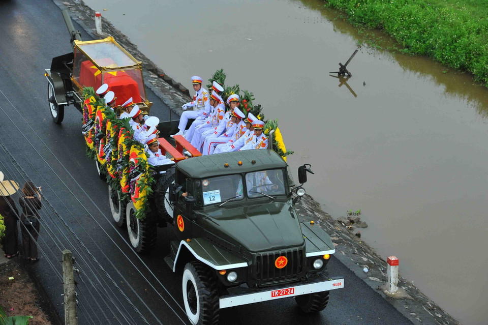 Đoàn xe đưa linh cữu Chủ tịch nước Trần Đại Quang về quê hương Kim Sơn - Ninh Bình. (Nguồn: TTXVN)