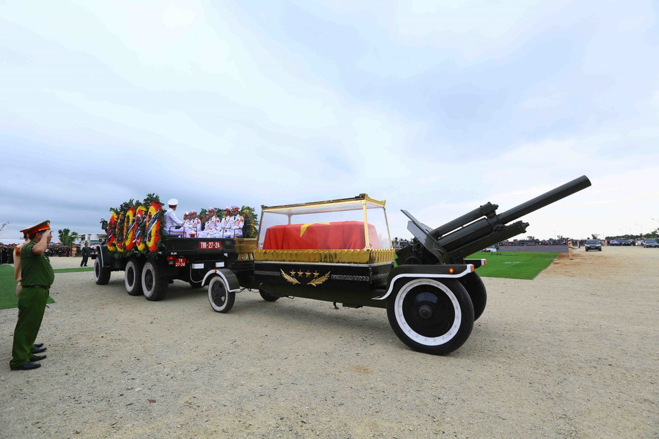 Linh cữu Chủ tịch nước Trần Đại Quang được đưa về nơi an nghỉ cuối cùng tại quê hương ông – xã Quang Thiện, huyện Kim Sơn, tỉnh Ninh Bình. (Ảnh: Quang Quyết/TTXVN)