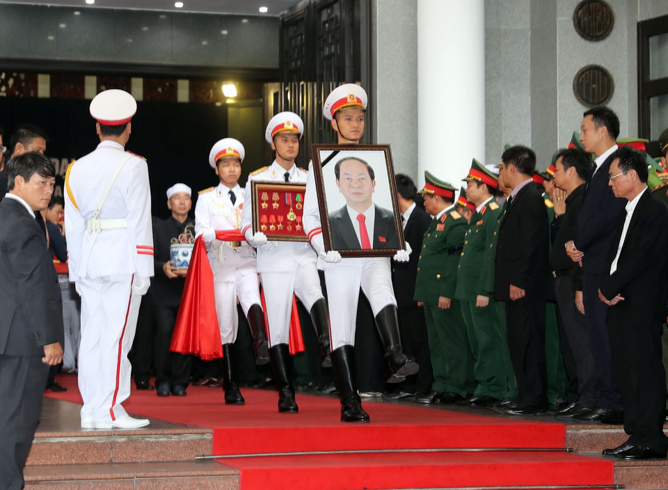 Đội tiêu binh thực hiện nghi lễ chuyển di ảnh và linh cữu Chủ tịch nước Trần Đại Quang ra xe tang. (Ảnh: Trọng Đức/TTXVN)