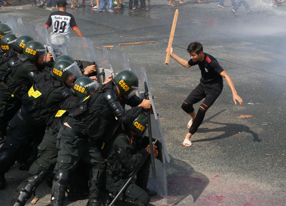 Tình huống diễn tập chống bạo loạn, bạo động. (Ảnh: Duy Khương/TTXVN)