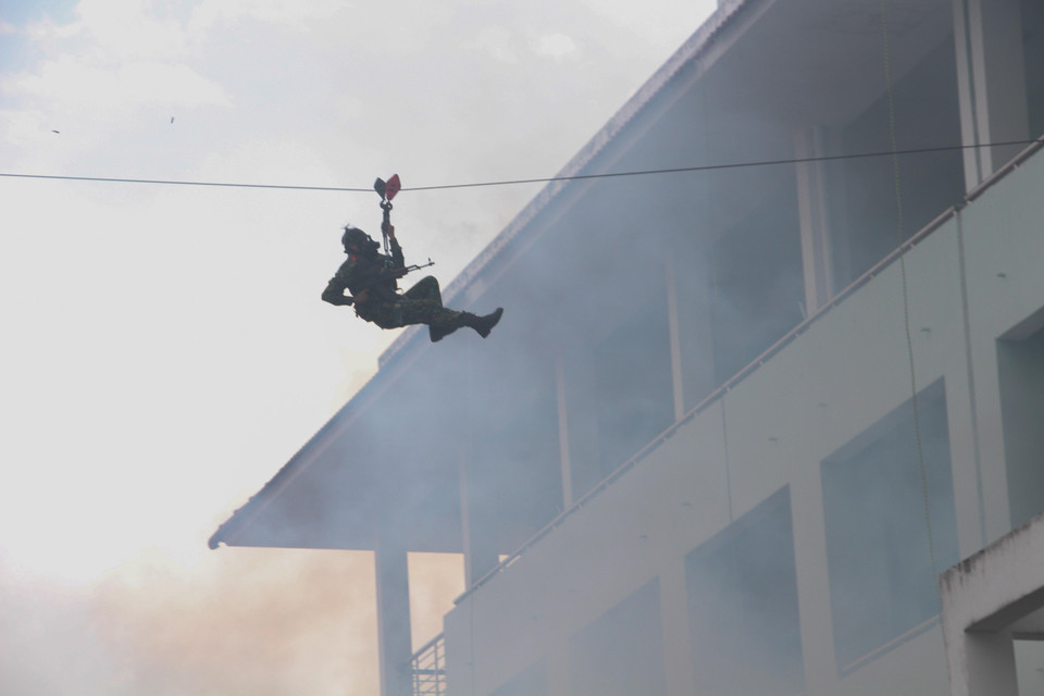 Các lực lượng diễn tập nội dung khống chế, tiêu diệt khủng bố giải thoát các con tin. (Ảnh: Hồng Thái/TTXVN)