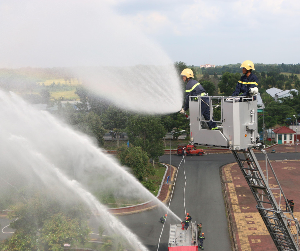 Tình huống diễn tập dập lửa đám cháy nhà cao tầng. (Ảnh: Duy Khương/TTXVN)