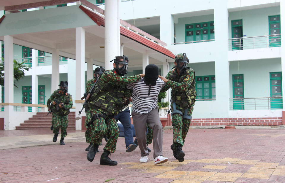 Các lực lượng diễn tập nội dung khống chế, tiêu diệt khủng bố giải thoát con tin. (Ảnh: Hồng Thái/TTXVN)