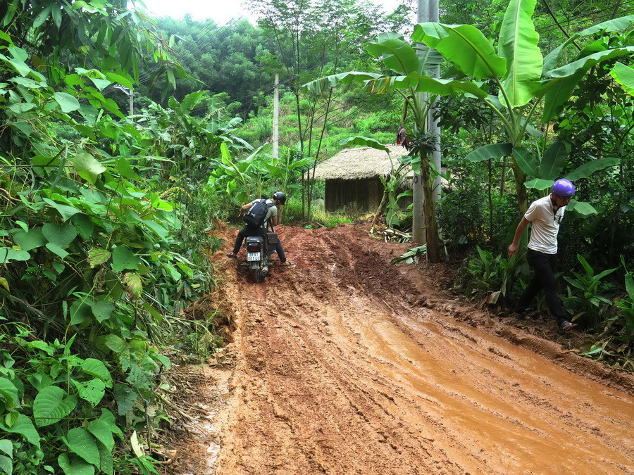 Mưa lớn đã khiến nhiều tuyến đường từ huyện xuống các xã ở các địa phương trong tỉnh Hà Giang bị sạt lở nghiêm trọng. (Ảnh: Minh Tâm/TTXVN)
