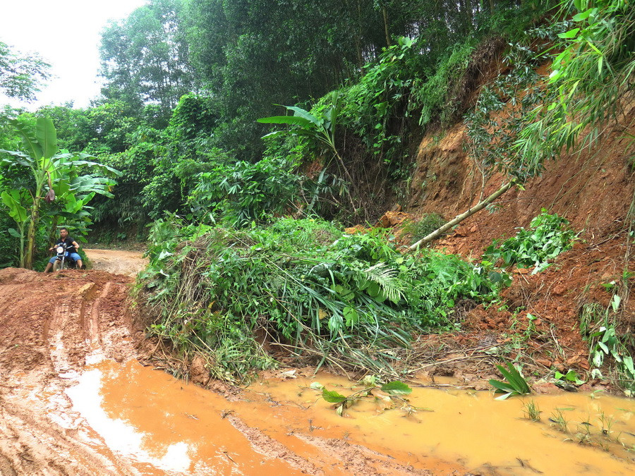 Các tuyến đường giao thông trên địa bàn đều bị hư hỏng nặng hoặc sat lở nghiêm trọng gây ách tắc giao thông, nhiều công trình thủy lợi, giao thông cũng bị ảnh hưởng. (Ảnh: Minh Tâm/TTXVN)