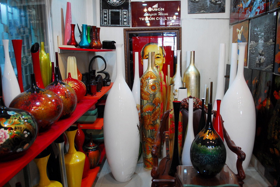 Sản phẩm sơn mài của Tương Bình Hiệp đa dạng về mẫu mã, nhiều sản phẩm đạt chất lượng về nghệ thuật và có giá trị thương mại cao được xuất khẩu sang thị trường nhiều nước. (Ảnh: Mạnh Linh/TTXVN) 