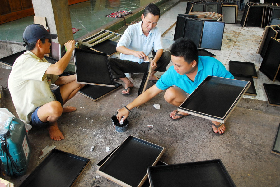 Một khâu sản xuất sản phẩm sơn mài. (Ảnh: Mạnh Linh/TTXVN)