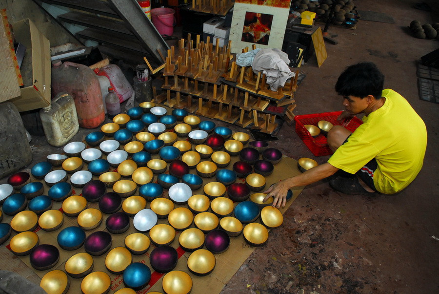 Hiện nay, làng nghề sơn mài còn khoảng 50 cơ sở sản xuất, thu hút và giải quyết việc làm cho hơn 500 lao động địa phương. (Ảnh: Mạnh Linh/TTXVN)