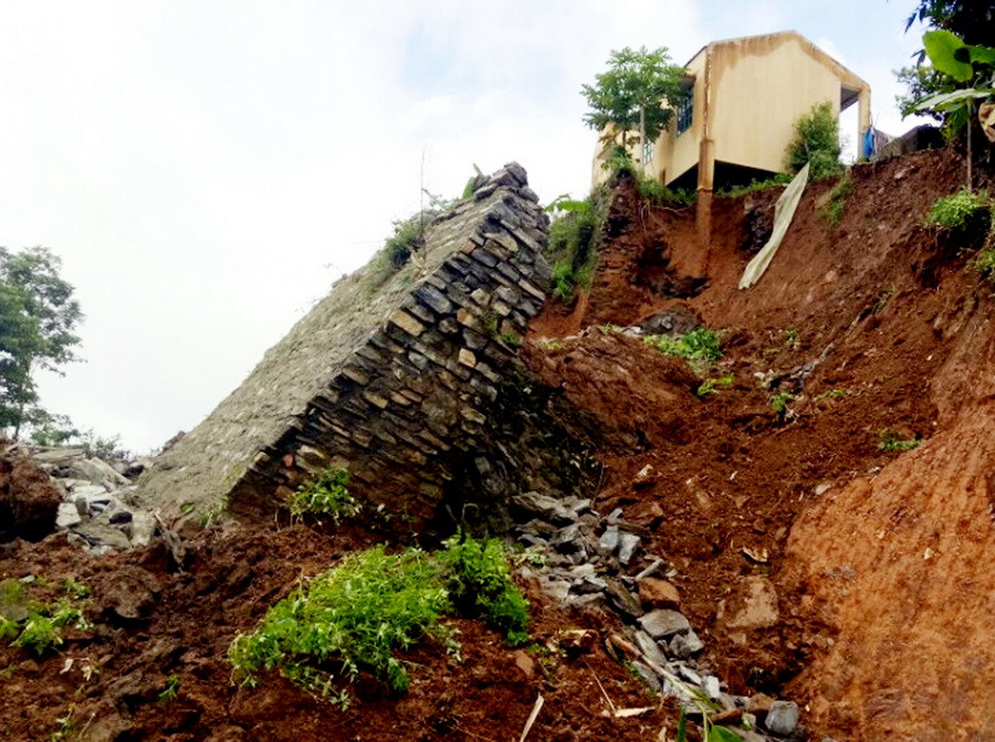  Mưa lớn trong nhiều ngày qua đã phá hủy công trình phúc lợi của xã Thèn Phàng, huyện Xín Mần. (Ảnh: Thiên Thanh/TTXVN phát)