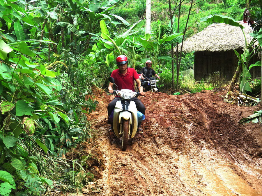  Mưa lớn trong nhiều ngày qua đã khiến nhiều tuyến đường từ huyện xuống các xã ở các địa phương trong tỉnh Hà Giang bị sạt lở nghiêm trọng. (Ảnh: Minh Tâm/TTXVN)