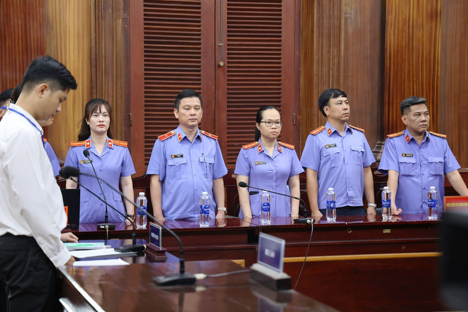 Đại diện Viện Kiểm sát Nhân dân thực hiện quyền công tố tại tòa xét xử sơ thẩm vụ án Vạn Thịnh Phát giai đoạn 2. (Ảnh: Thanh Vũ/TTXVN)