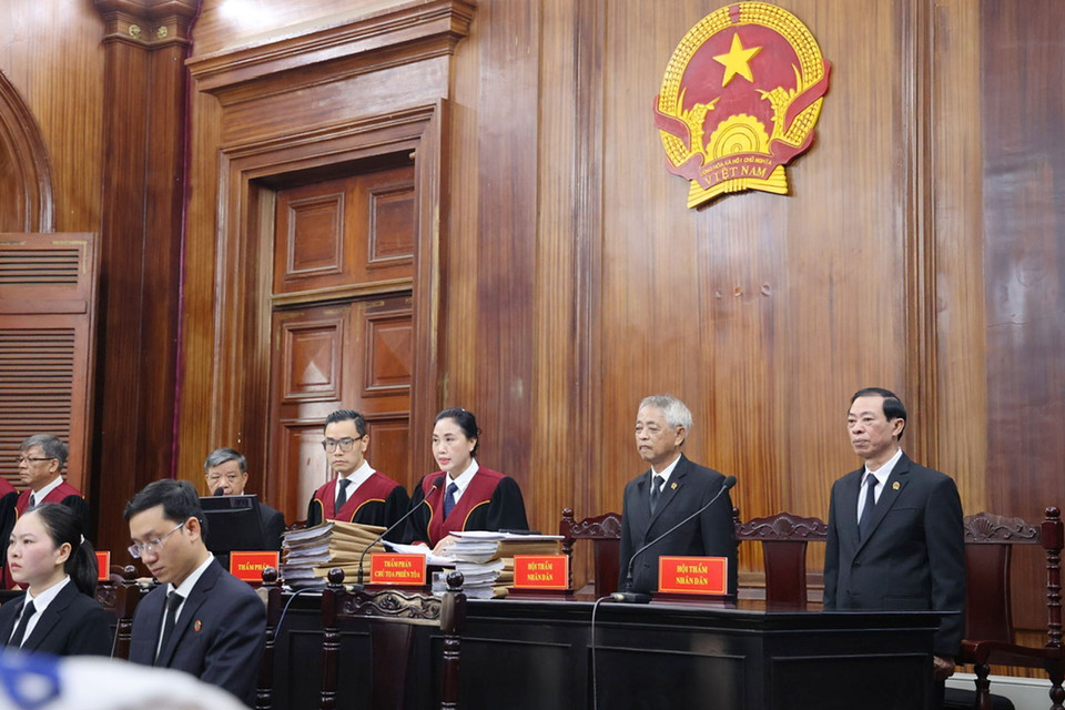 Thẩm phán Nguyễn Thị Hà, Phó chánh tòa Hình sự, Toàn án Nhân dân Thành phố Hồ Chí Minh, chủ tọa phiên tòa xét xử sơ thẩm vụ án Vạn Thịnh Phát giai đoạn 2. (Ảnh: Thanh Vũ/TTXVN)