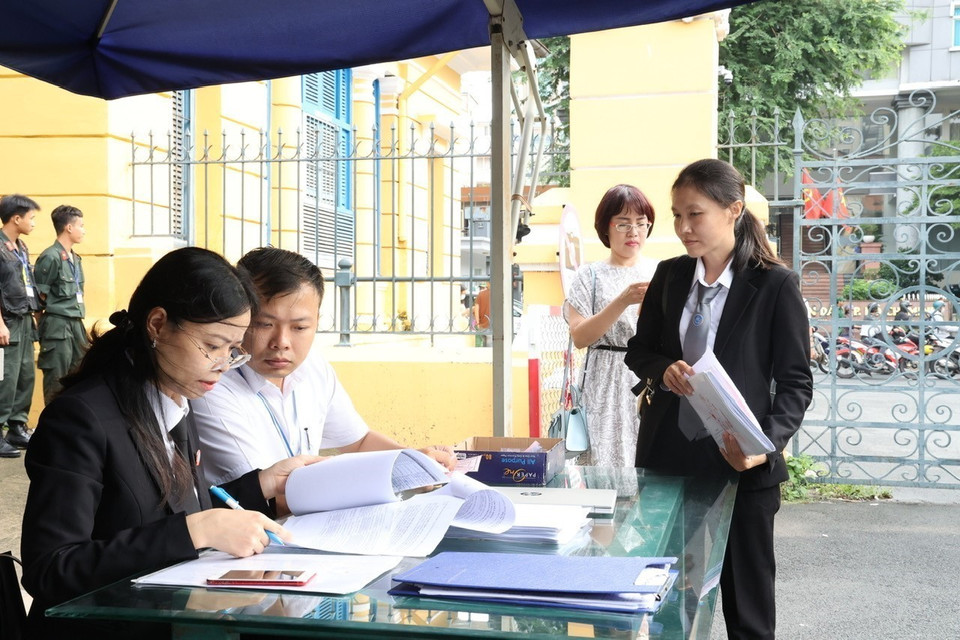 Công tác kiểm tra người tham gia tố tụng tại phiên tòa. (Ảnh: Thanh Vũ/TTXVN)