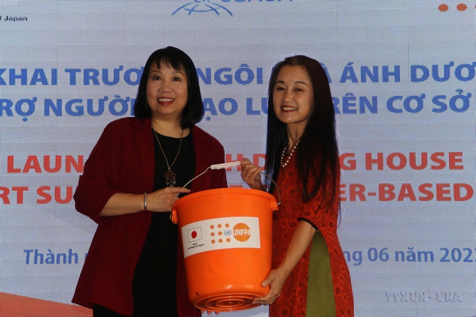 Bà Naomi Kitahara (bên phải), Trưởng Đại diện của Quỹ Dân số Liên hợp quốc tại Việt Nam tặng đồ dùng cho Ngôi nhà Ánh Dương trong Lễ khai trương đưa vào hoạt động Trung tâm dịch vụ một cửa (OSSC) hay còn gọi là “Ngôi nhà Ánh Dương,” hỗ trợ người bị bạo lực trên cơ sở giới tại Thành phố Hồ Chí Minh. (Ảnh: Thanh Vũ/TTXVN)