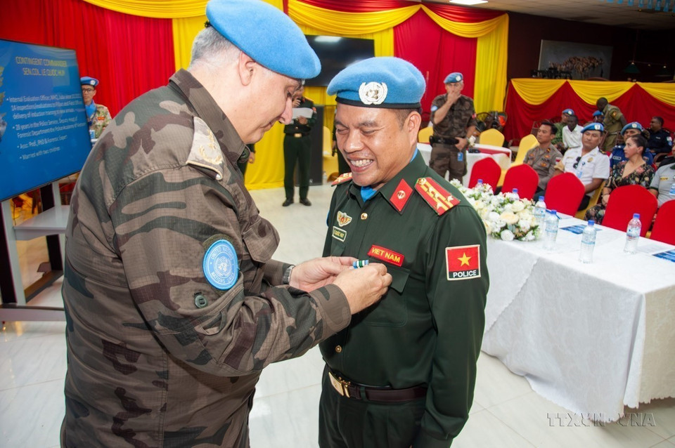 Phái bộ Gìn giữ Hòa bình Liên hợp quốc tại Nam Sudan (UNMISS) tổ chức Lễ trao huy chương Gìn gữ hòa bình Liên hợp quốc cho ba sỹ quan thuộc Tổ công tác Bộ Công an Việt Nam tham gia gìn giữ hòa bình Liên hợp quốc tại Nam Sudan, nhằm vinh danh và ghi nhận những thành tích xuất sắc của mỗi cá nhân đối với hoạt động gìn giữ hòa bình (ngày 4/10/2023). (Ảnh: TTXVN phát)