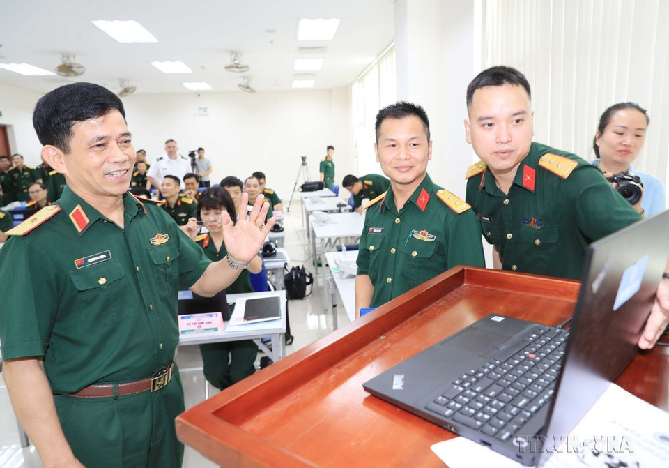 Cục Gìn giữ Hòa bình Việt Nam tổ chức khóa huấn luyện sỹ quan tham mưu Liên hợp quốc theo hình thức kết hợp trực tiếp và trực tuyến, do Chương trình Sáng kiến Hoạt động Hòa bình Toàn cầu của Hoa Kỳ hỗ trợ (Hà Nội, tháng 4/2021). (Ảnh: Trọng Đức/TTXVN)