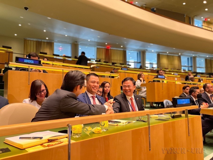 Ngày 11/10/2022, tại phiên họp của Đại Hội đồng Liên hợp quốc khóa 77 tại New York (Mỹ), Việt Nam đã trúng cử trở thành thành viên của Hội đồng Nhân quyền Liên hợp quốc, nhiệm kỳ 2023-2025. Kết quả bầu cử cho thấy sự tham gia tích cực của Việt Nam trong các hoạt động của Hội đồng Nhân quyền Liên hợp quốc, những cam kết và nỗ lực mạnh mẽ của Việt Nam về thúc đẩy và bảo vệ quyền con người được cộng đồng quốc tế ghi nhận, tin tưởng và đánh giá cao. (Ảnh: TTXVN)