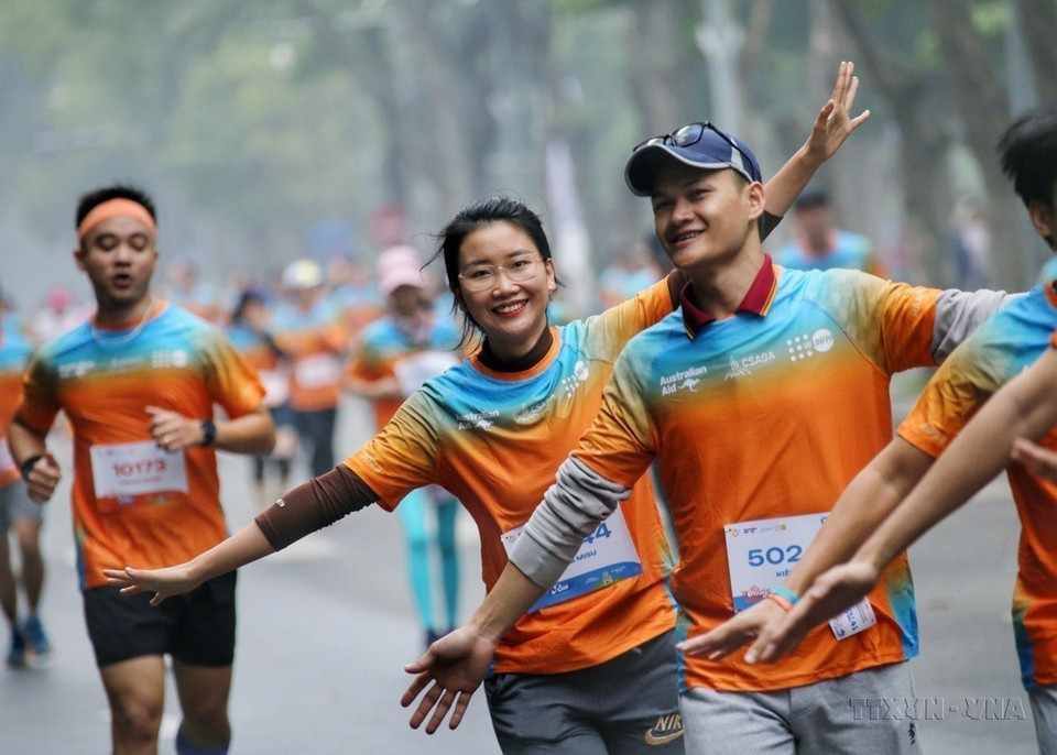 Các vận động viên tham gia Giải chạy "Vì một Việt Nam không có bạo lực với phụ nữ và trẻ em gái" năm 2023 do Trung tâm Nghiên cứu và Ứng dụng Khoa học về Giới-Gia đình-Phụ nữ và Vị thành niên (CSAGA) và Quỹ Dân số Liên Hợp Quốc (UNFPA) tại Việt Nam tổ chức. (Ảnh: Tuấn Đức/TTXVN)