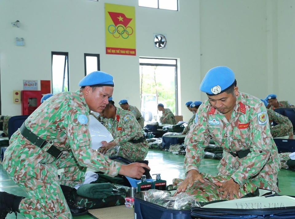 Các sỹ quan Đội Công binh số 3 chuẩn bị quân tư trang, sẵn sàng cho ngày lên đường làm nhiệm vụ tại Liên hợp quốc, ngày 16/9/2024. (Ảnh: Trọng Đức/TTXVN)