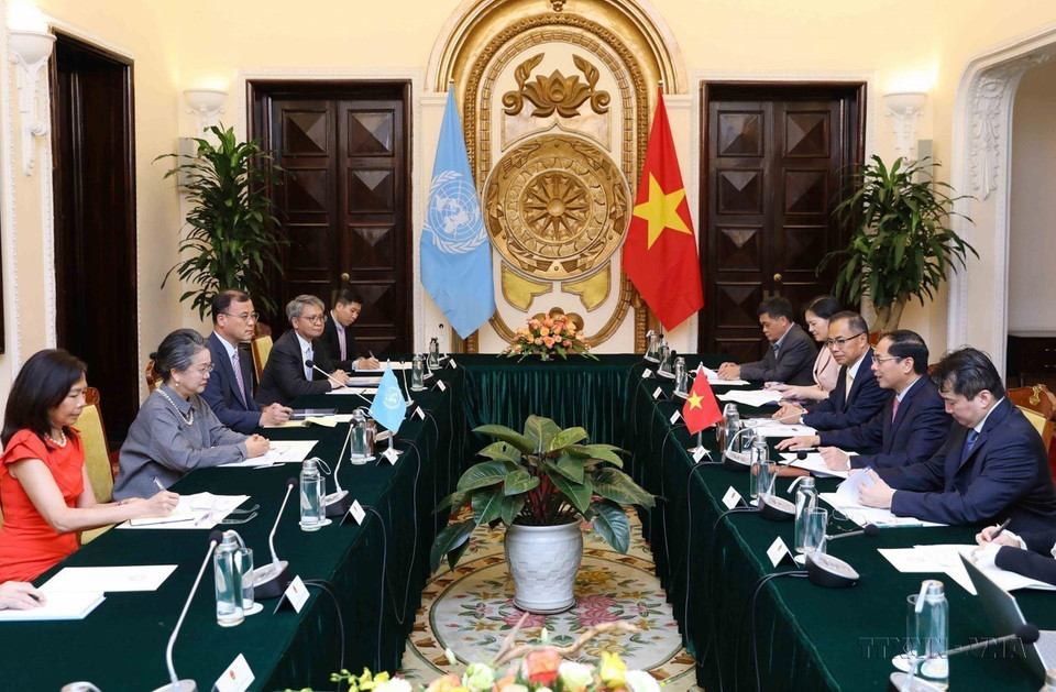 Bộ trưởng Ngoại giao Bùi Thanh Sơn đón và hội đàm với Phó Tổng Thư ký kiêm Thư ký điều hành Ủy ban kinh tế xã hội khu vực châu Á-Thái Bình Dương của Liên hợp quốc (ESCAP) Armida Salsiah Alisjahbana thăm và làm việc tại Việt Nam, ngày 3/7/2023. (Ảnh: An Đăng/TTXVN)