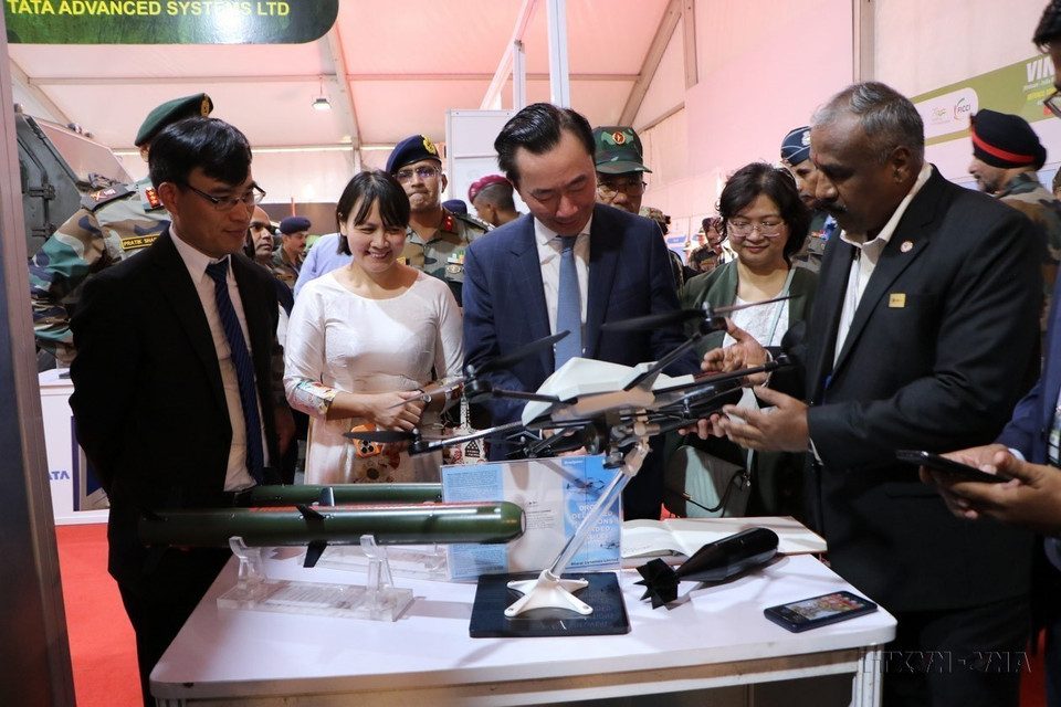 Đại sứ Việt Nam tại Ấn Độ Phạm Sanh Châu tham quan Triển lãm vũ khí của Ấn Độ trong khuôn khổ Diễn tập song phương Việt Nam-Ấn Độ về gìn giữ hòa bình Liên hợp quốc năm 2022. (Ảnh: Ngọc Thúy/TTXVN)