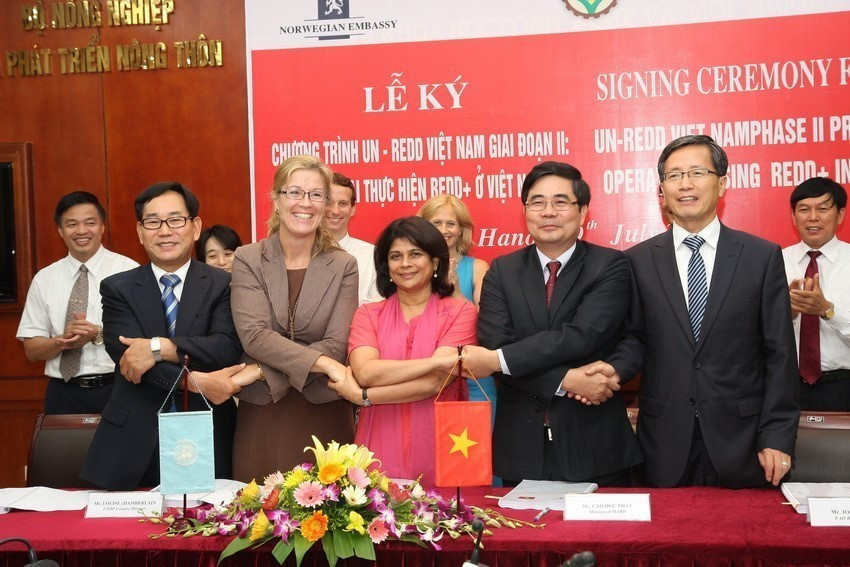 Lễ ký kết văn kiện chính thức giữa Bộ Nông nghiệp và Phát triển Nông thôn Việt Nam với các cơ quan Liên hợp quốc về việc đưa chương trình UN-REDD Việt Nam giai đoạn 2 (Chương trình hợp tác của Liên hợp quốc về Giảm phát thải từ phá rừng và suy thoái rừng ở các nước đang phát triển) vào hoạt động với 30 triệu USD của Chính phủ Na Uy tài trợ không hoàn lại để giúp Việt Nam ứng phó với biến đổi khí hậu (29/7/2013). (Ảnh: Đình Huệ/TTXVN)