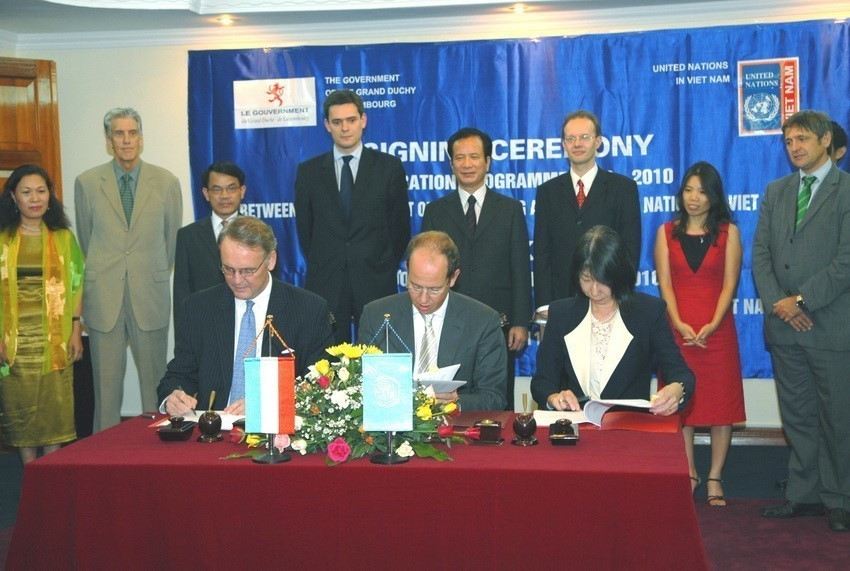 Lễ ký Hiệp định tài trợ cho dự án Sáng kiến một Liên hợp quốc tại Việt Nam và Dự án tăng cường tiếp cận, chất lượng chăm sóc sức khoẻ sinh sản tập trung, làm mẹ an toàn và sức khoẻ sinh sản vị thành niên với các điều phối viên Quỹ dân số và Tổ chức UNDP của Liên hợp quốc tại Việt Nam, năm 2007. (Ảnh: Hồng Kỳ/TTXVN)