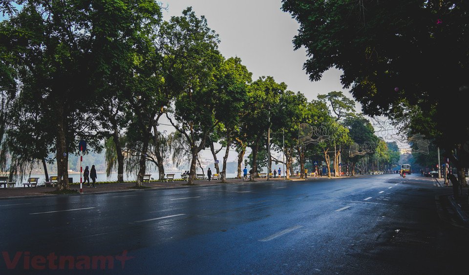 Hồ Hoàn Kiếm vắng lặng sáng đầu năm. (Ảnh: Hoàng Long-Võ Phương/Vietnam+)