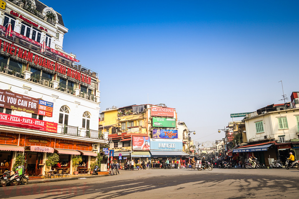 Vẻ đẹp những con phố ngập trong nắng sớm dễ làm say lòng người. (Ảnh: Hoàng Long-Võ Phương/Vietnam+)