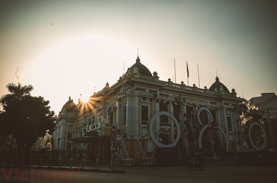 Nhà hát Lớn với khung cảnh nên thơ hiếm có trong năm. (Ảnh: Hoàng Long-Võ Phương/Vietnam+)