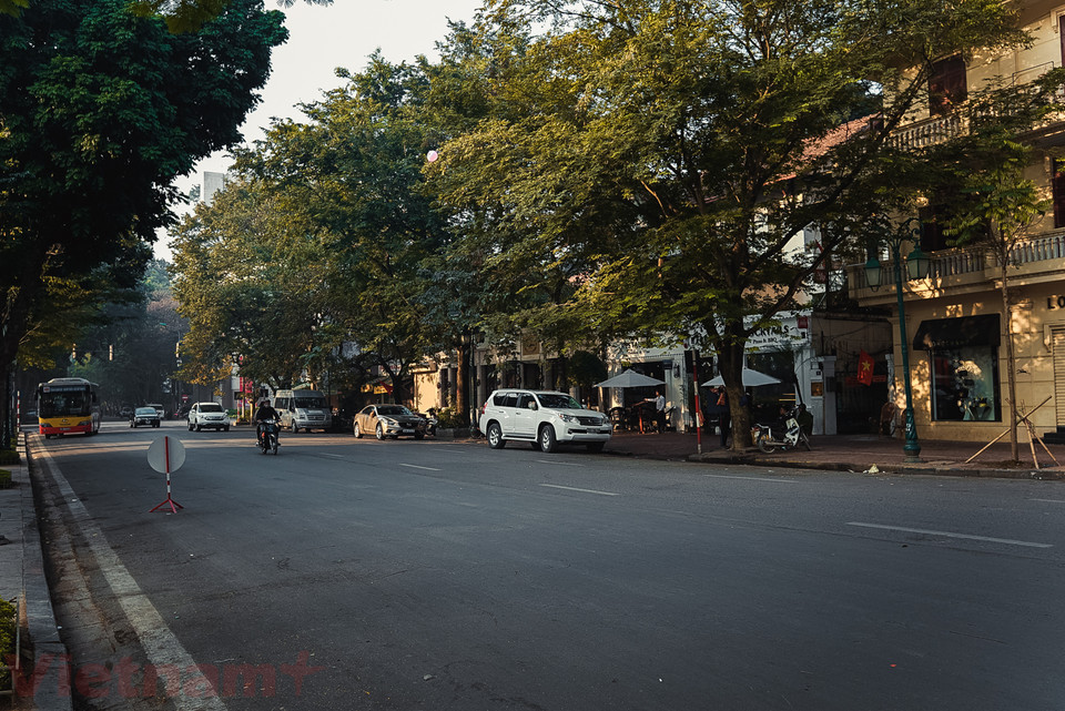Những con phố hầu như không có một bóng người. (Ảnh: Hoàng Long-Võ Phương/Vietnam+)