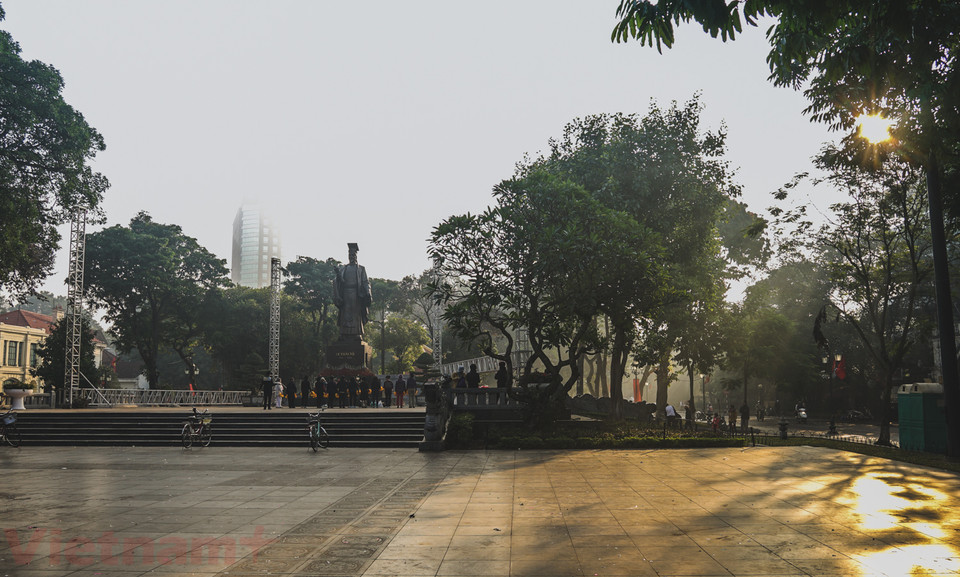 Tượng đài Lý Thái Tổ trầm lặng và yên bình. (Ảnh: Hoàng Long-Võ Phương/Vietnam+)