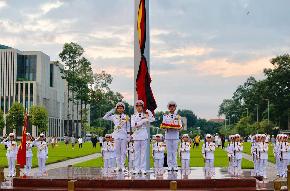 Nghi lễ thượng cờ rủ tại quảng trường Ba Đình, sáng 26/9/2018. (Ảnh: Minh Sơn/Vietnam+)