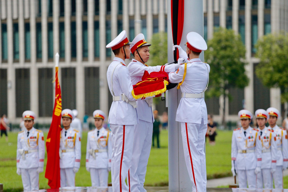 Nghi lễ thượng cờ rủ tại quảng trường Ba Đình, sáng 26/9/2018. (Ảnh: Minh Sơn/Vietnam+)