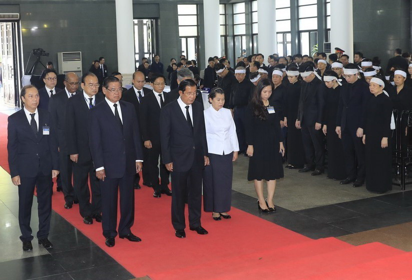 Thủ tướng Chính phủ Hoàng gia Campuchia Samdech Techo Hun Sen viếng Chủ tịch nước Trần Đại Quang. (Ảnh: Nhan Sáng/TTXVN)