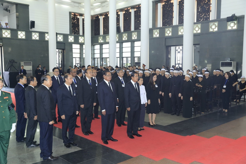 Thủ tướng Chính phủ Hoàng gia Campuchia Samdech Techo Hun Sen viếng Chủ tịch nước Trần Đại Quang. (Ảnh: Nhan Sáng/TTXVN)