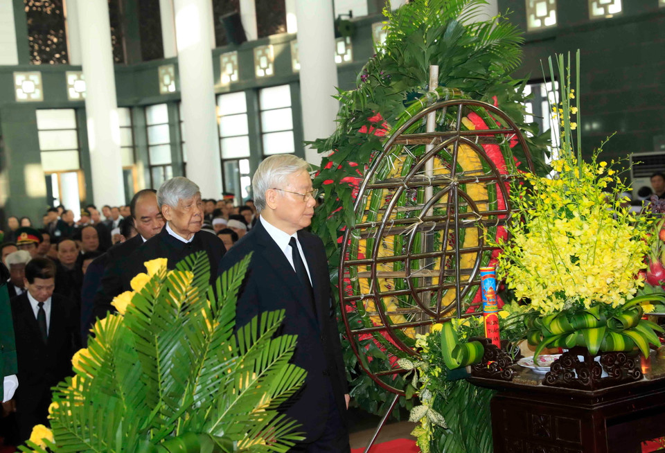 Tổng Bí thư Nguyễn Phú Trọng dẫn đầu Đoàn Ban Chấp hành Trung ương Đảng Cộng sản Việt Nam viếng Chủ tịch nước Trần Đại Quang. (Ảnh: Nhan Sáng/TTXVN)
