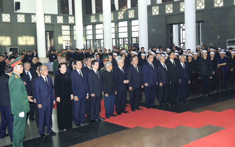 Đoàn Ban Chấp hành Trung ương Đảng Cộng sản Việt Nam, do đồng chí Nguyễn Phú Trọng, Tổng Bí thư Ban Chấp hành Trung ương Đảng làm Trưởng đoàn, viếng Chủ tịch nước Trần Đại Quang. (Ảnh: Nhan Sáng/TTXVN)